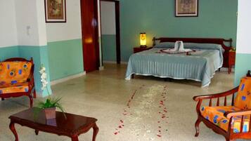 Phòng cơ bản, 2 giường đôi, quang cảnh vườn | Két bảo mật tại phòng, bộ trải giường, đồng hồ báo thức