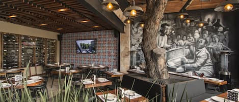 Petit déjeuner, déjeuner et dîner servis sur place, vue sur le jardin