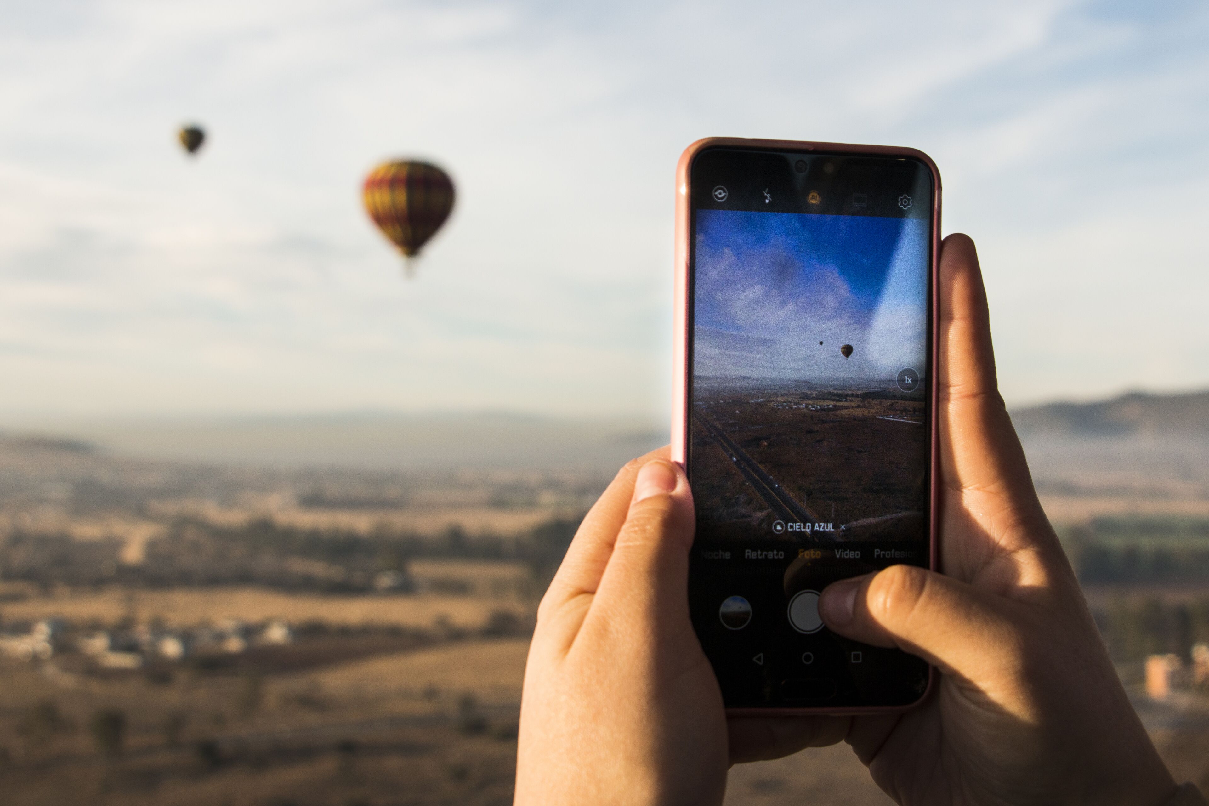 Una persona sosteniendo un teléfono inteligente mostrando una vista panorámica.