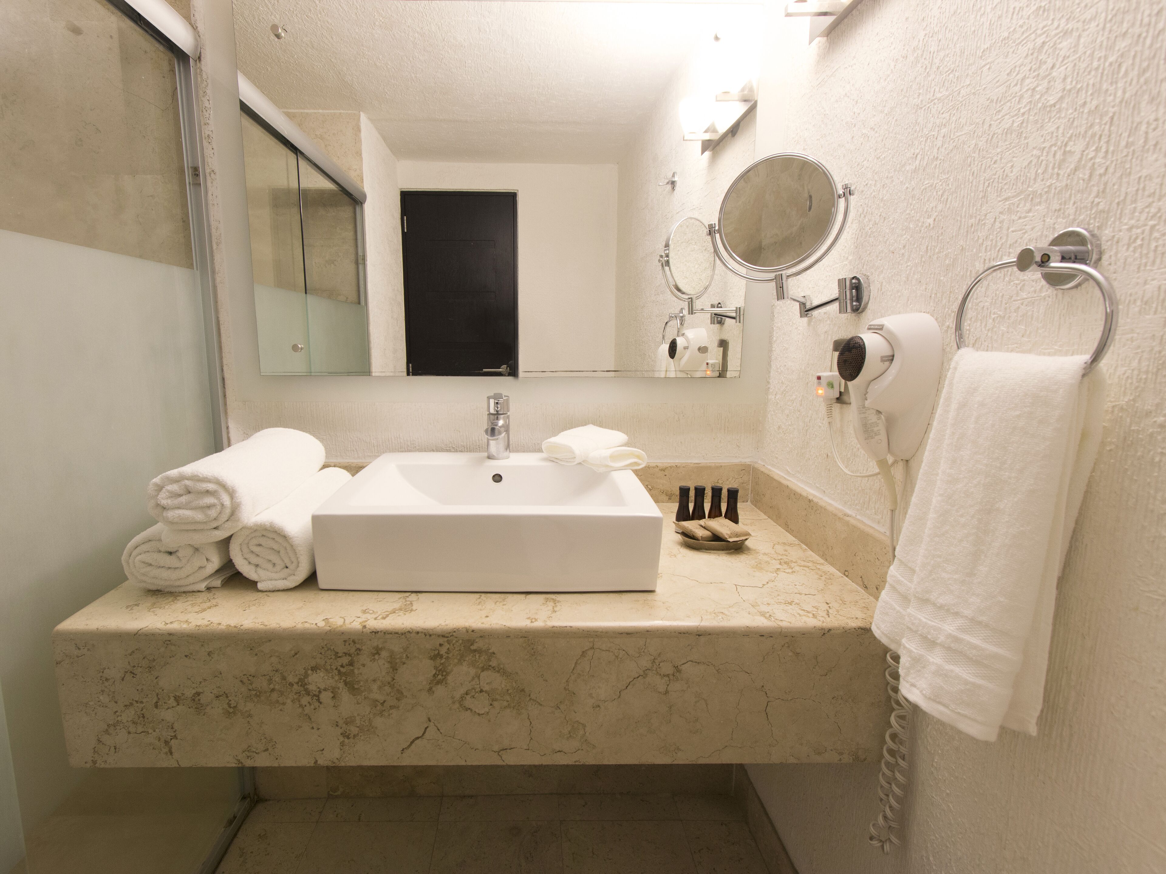 shower, rainfall showerhead, free toiletries, hair dryer