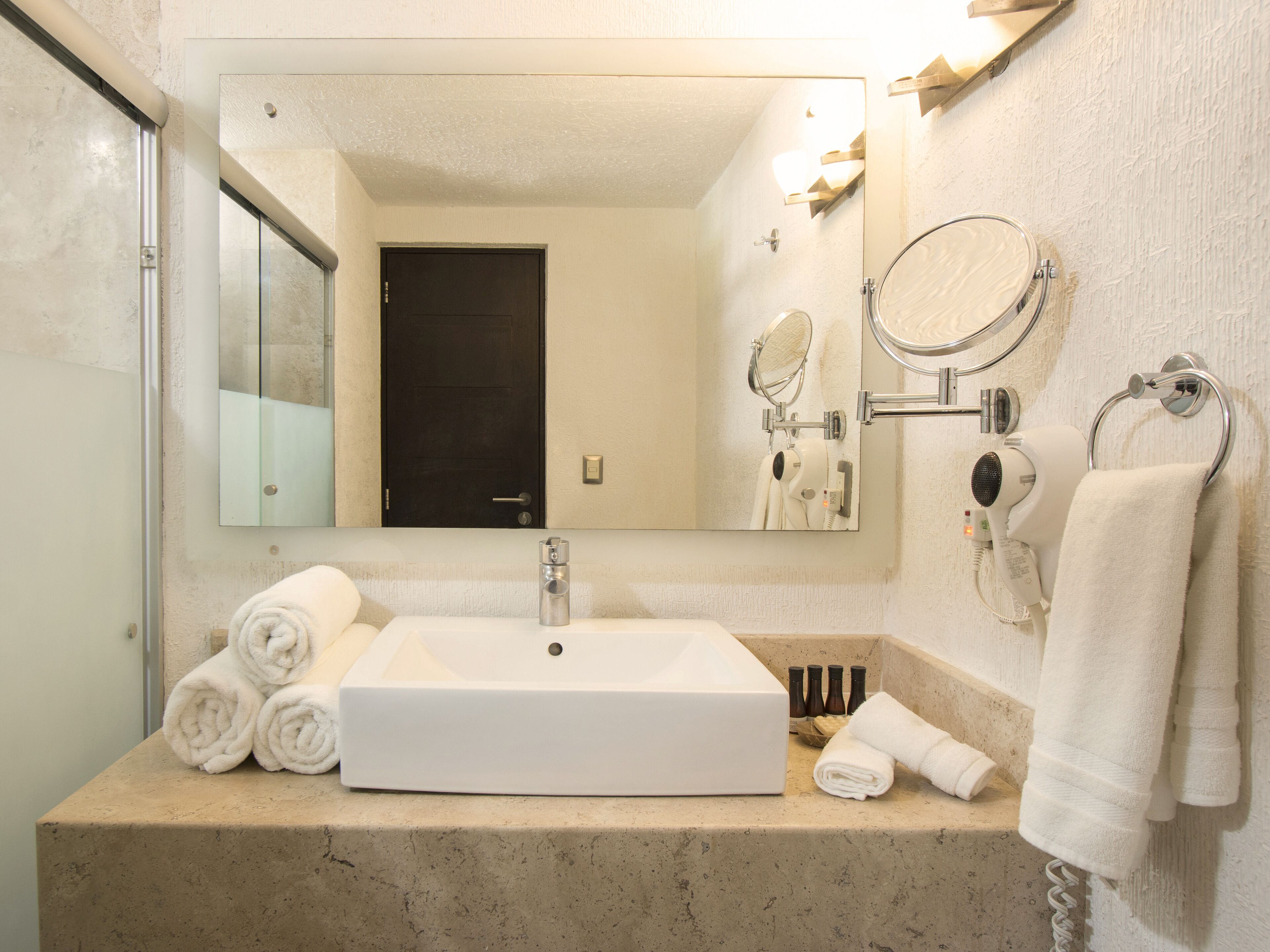 shower, rainfall showerhead, free toiletries, hair dryer