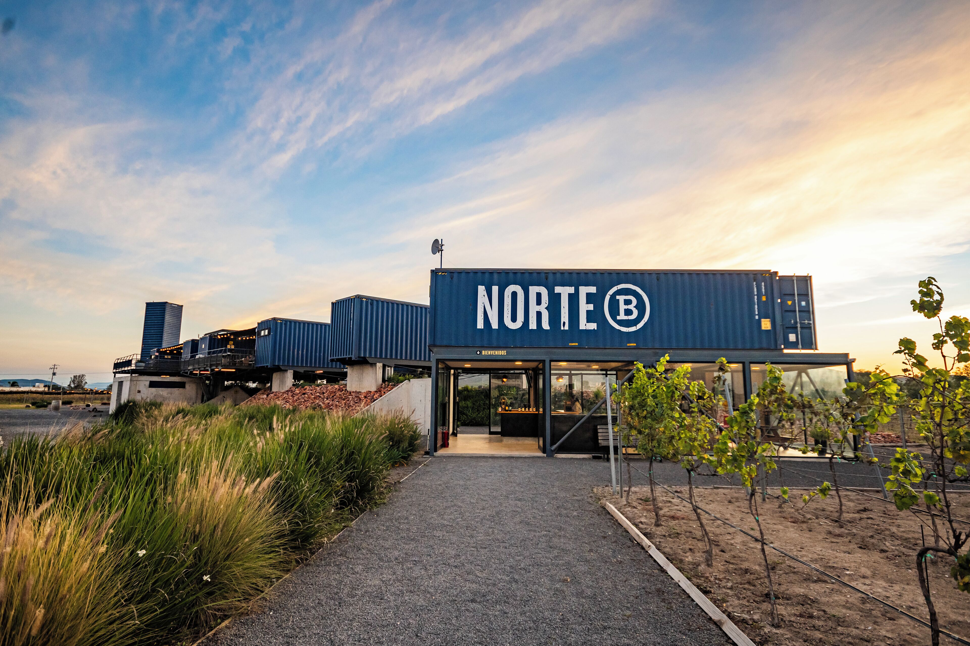 Un edificio moderno con un gran letrero que dice "NORTE".