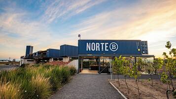 Un edificio moderno con un gran letrero que dice "NORTE".