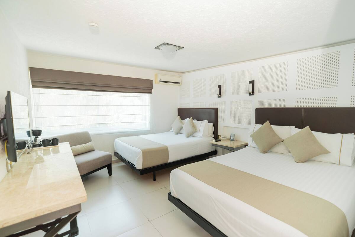 Standard Room (2 camas matrimoniales) | Down comforters, in-room safe, desk, blackout drapes