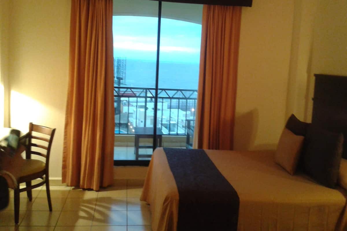 Premium bedding, in-room safe, desk, iron/ironing board