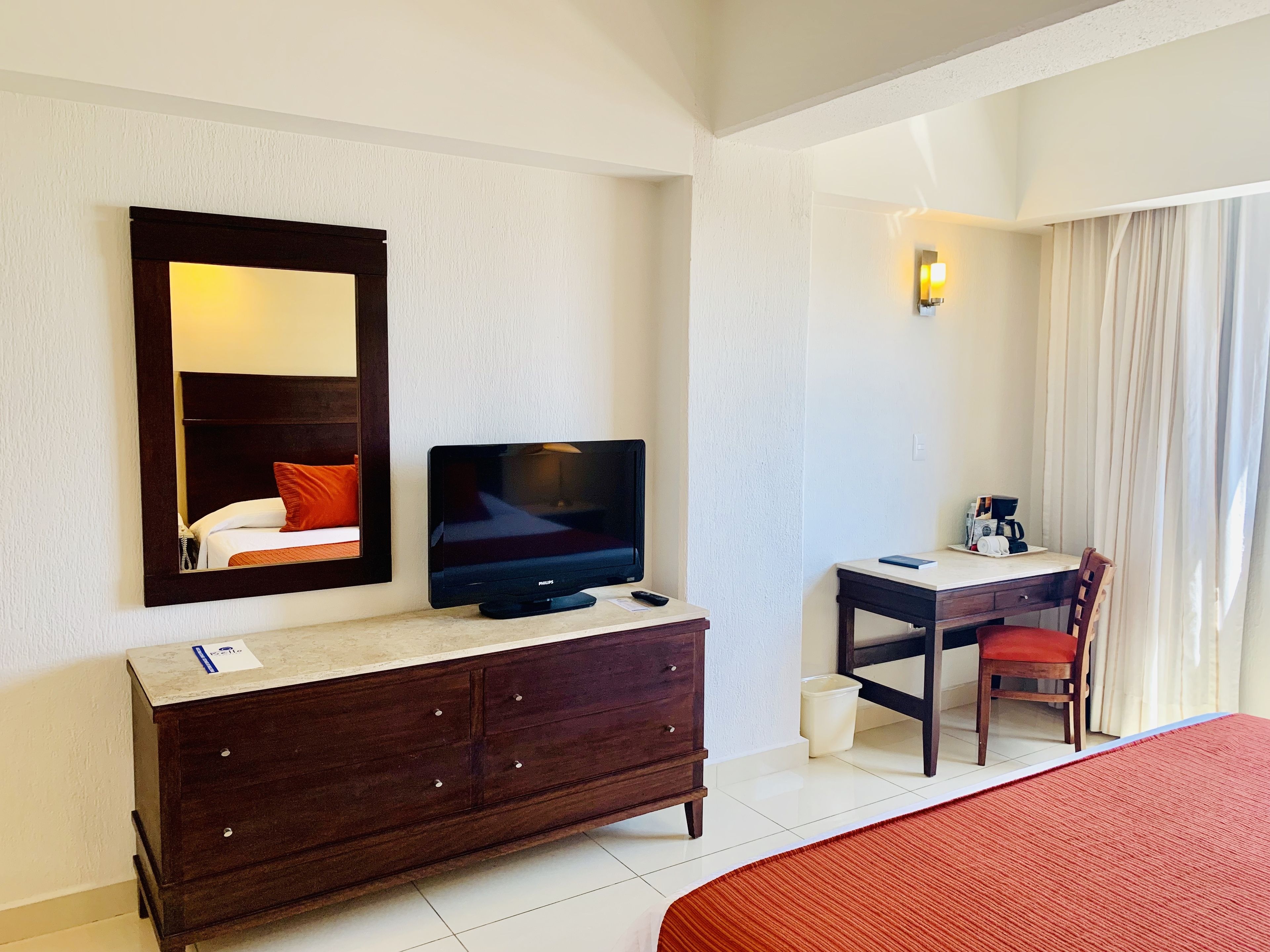 standard room, 1 king bed | 1 bedroom, premium bedding, in-room safe, desk