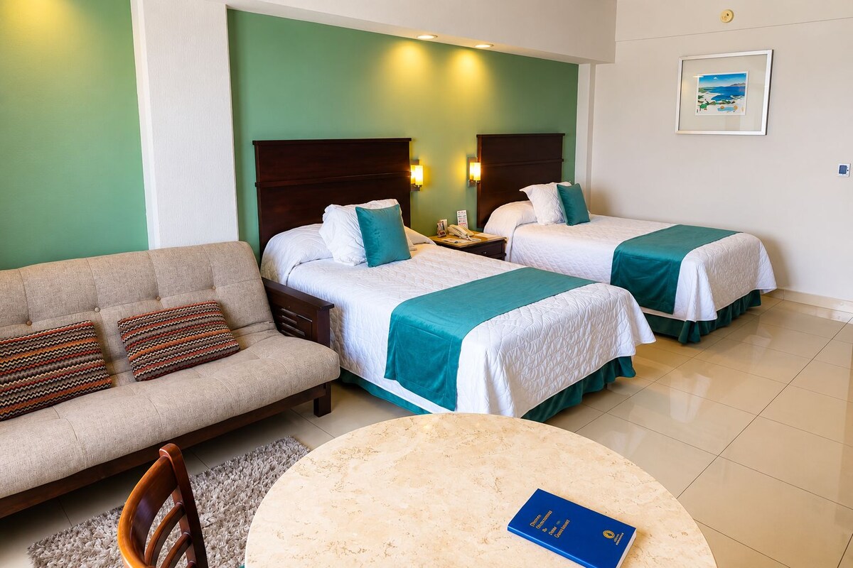 Habitación triple junior | Ropa de cama de alta calidad, caja fuerte, escritorio
