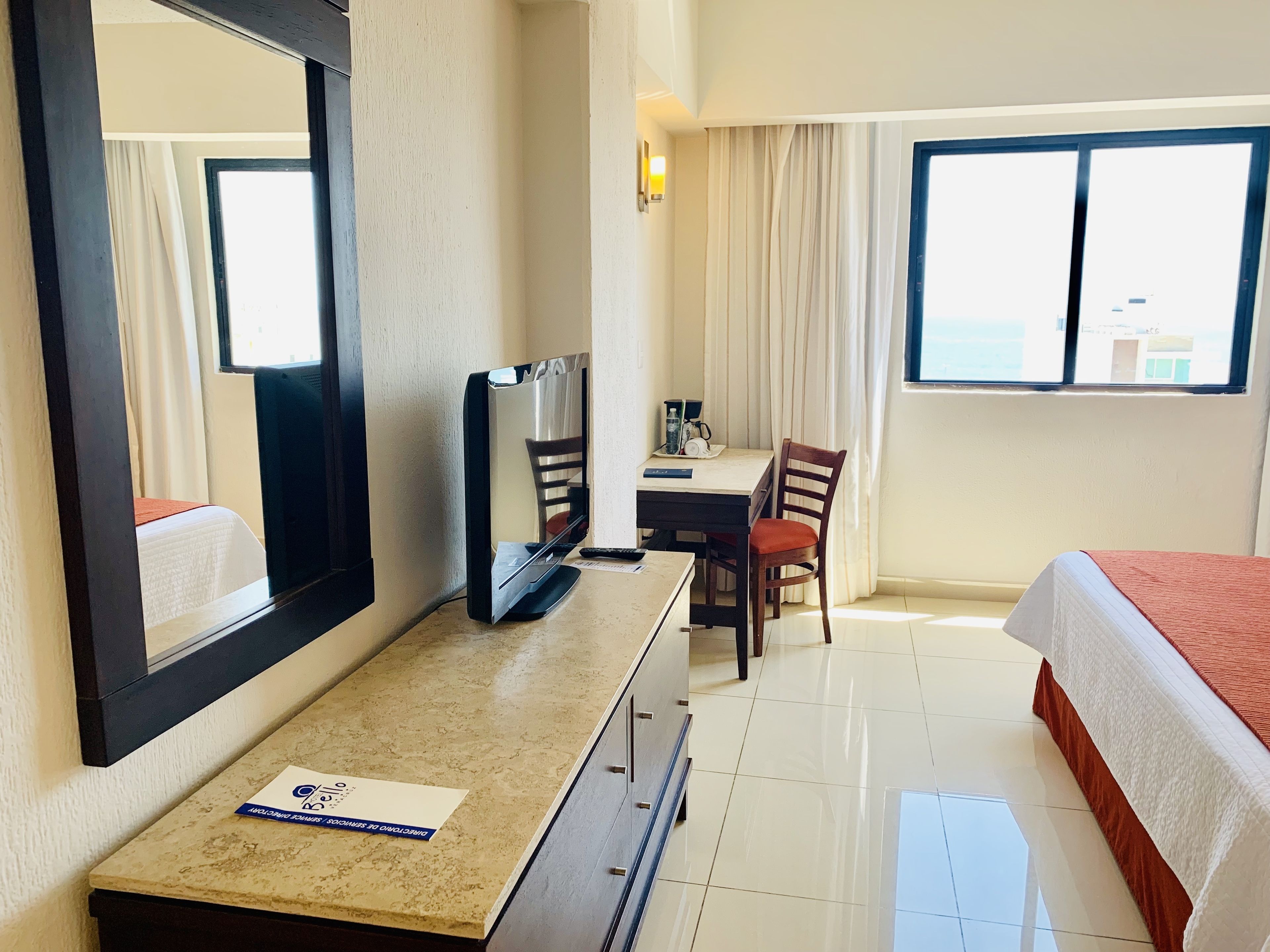 Ropa de cama de alta calidad y caja de seguridad en la habitación 