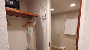 Un baño con ducha, lavabo y toallero.