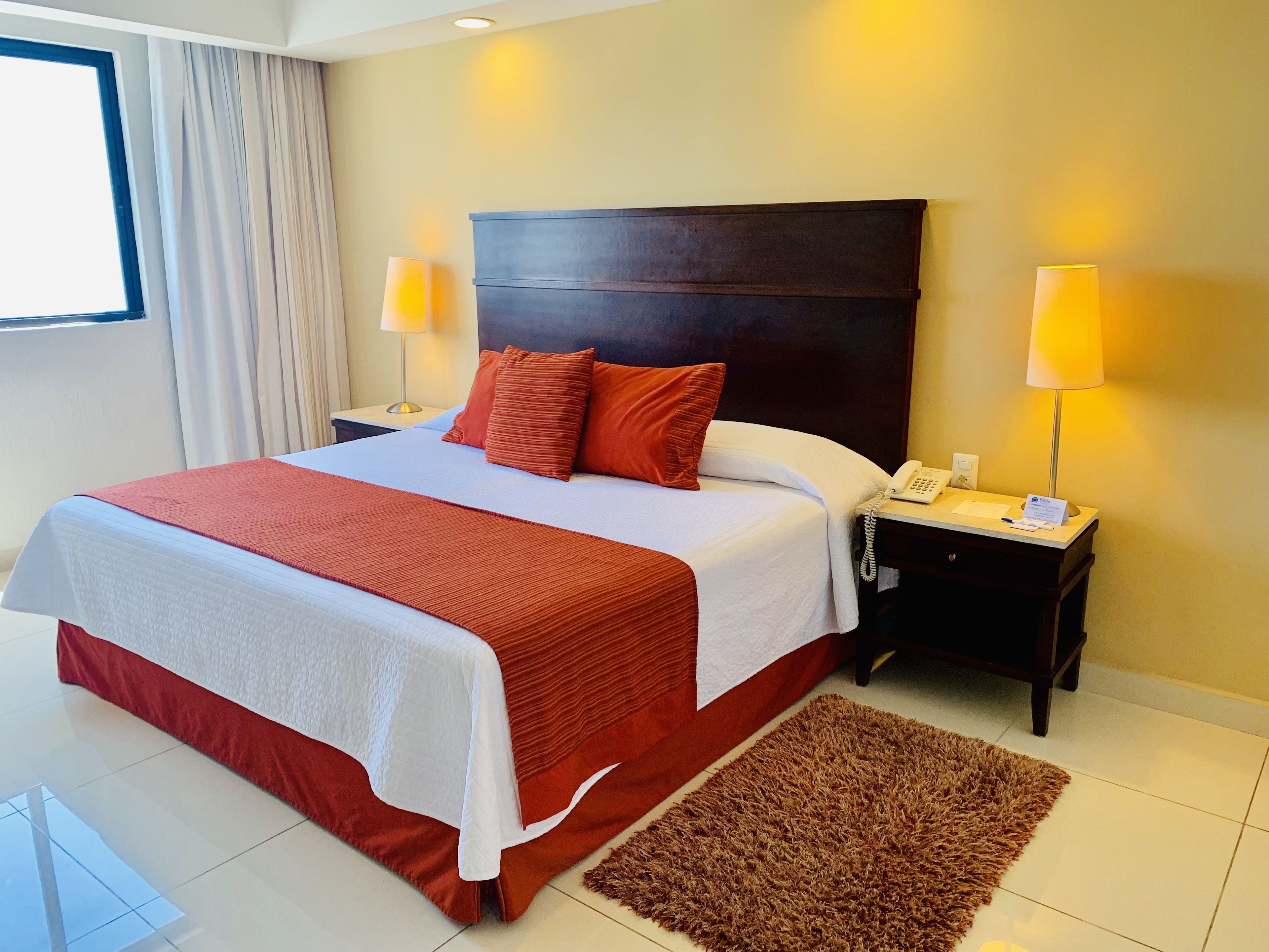 standard room, 1 king bed | 1 bedroom, premium bedding, in-room safe, desk