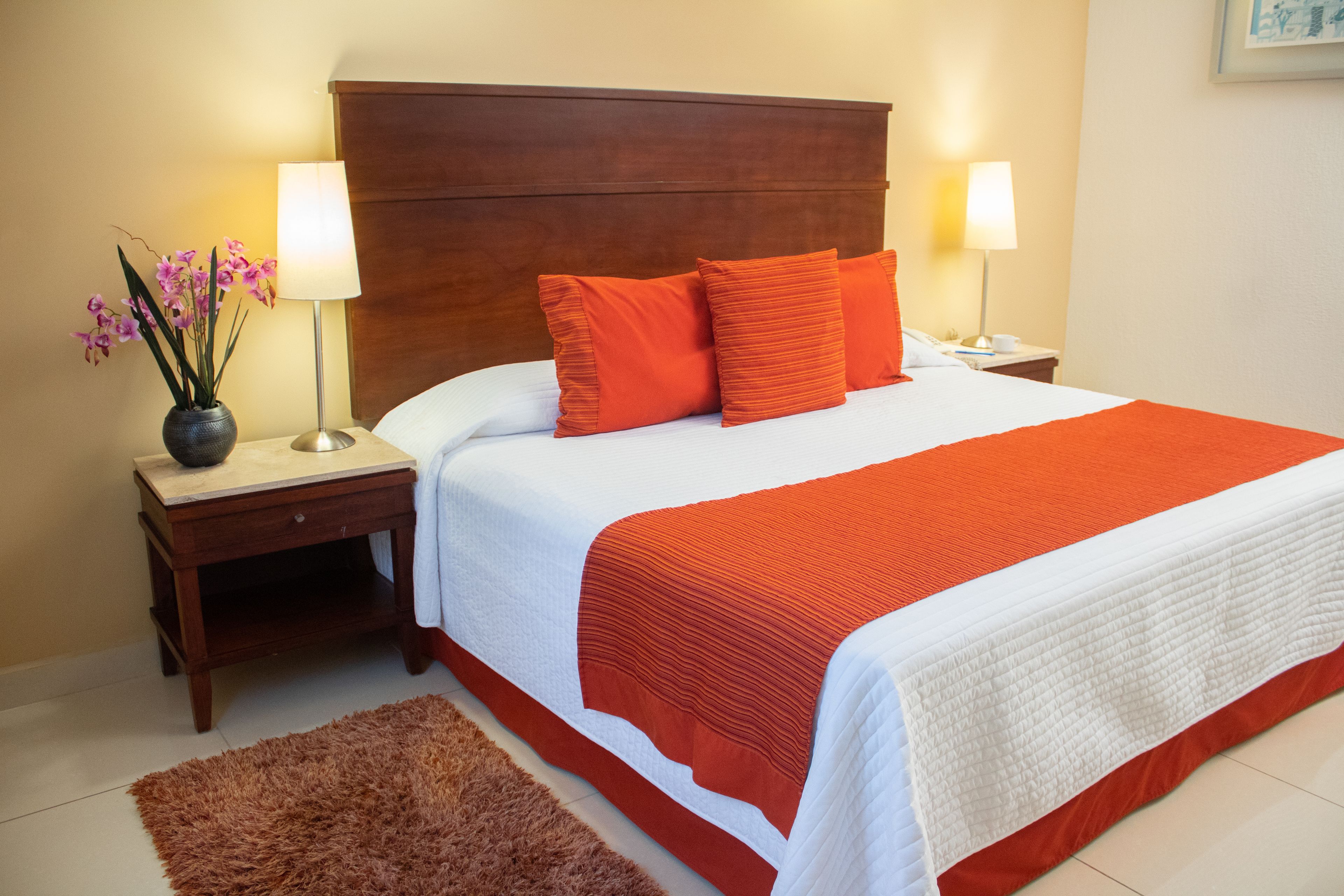 standard room, 1 king bed | 1 bedroom, premium bedding, in-room safe, desk