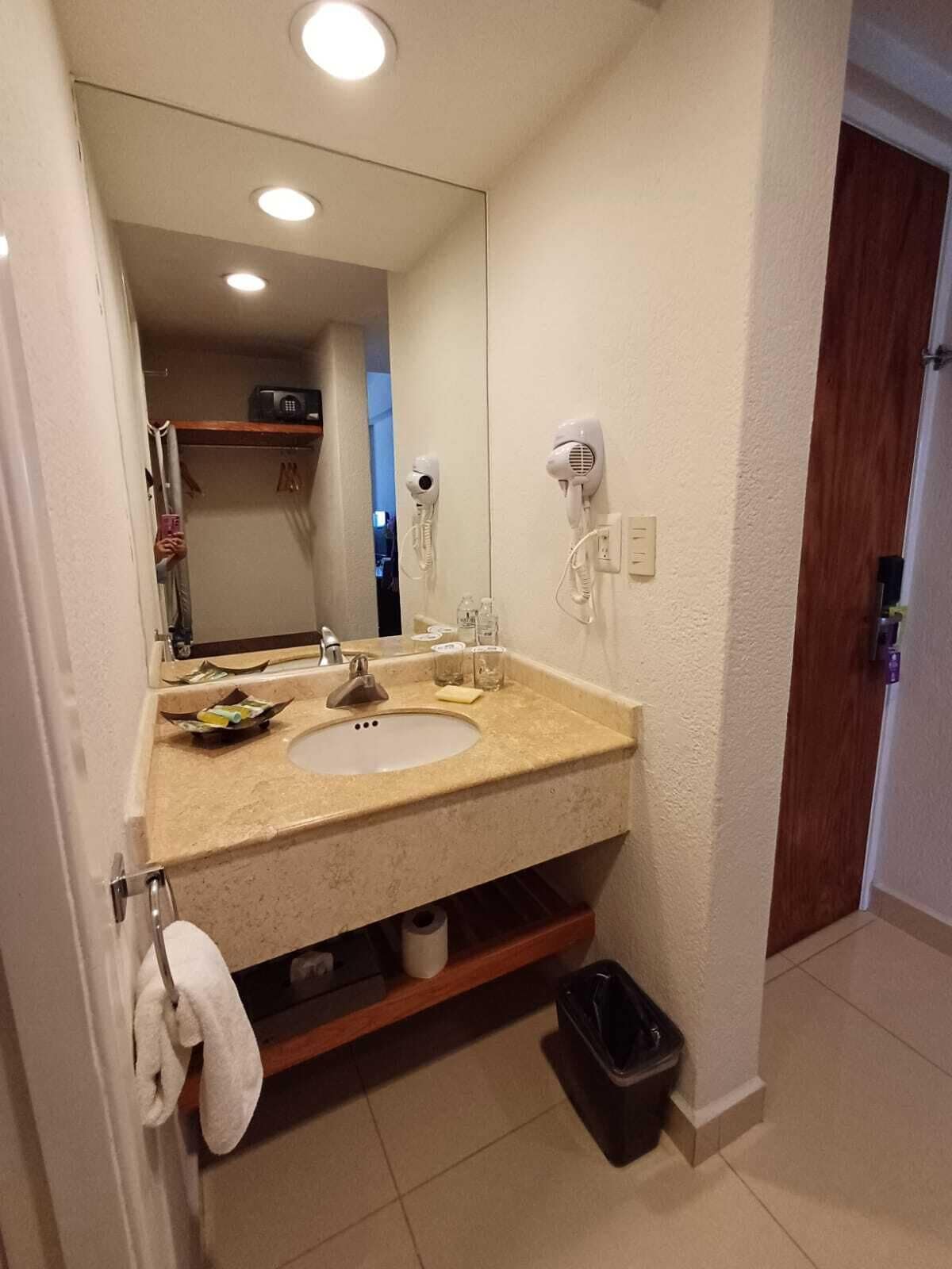 Standard Room, 1 King Bed | Bathroom | Shower, free toiletries, hair dryer, towels