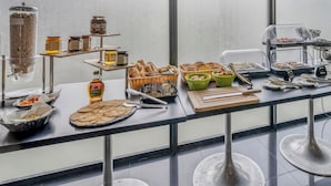 A buffet setup with various food items and condiments. - Comfort Aparthotel Bassin d'Arcachon (La Teste-de-Buch)