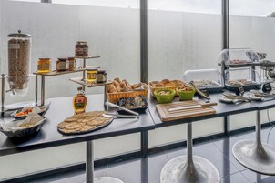 Desayuno buffet diario (EUR 12.90 por persona)