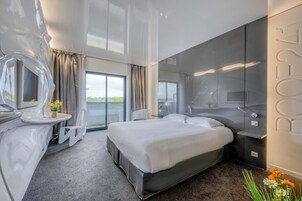 Ropa de cama de alta calidad y caja de seguridad en la habitación 