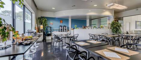 Petit déjeuner buffet (12.90 EUR par personne)