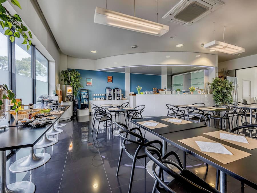 Tägliches Frühstücksbuffet (12.90 EUR pro Person)