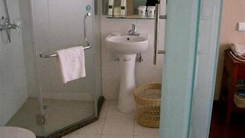 Kombinasi shower/bathtub dan perlengkapan mandi gratis