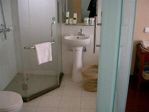 Combined shower/tub, free toiletries, hair dryer, slippers