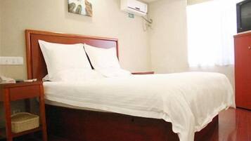 Meja, langsir/tirai gelap terus, seterika/papan seterika