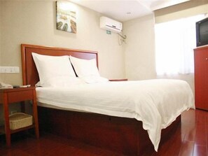 Skrivebord, blendingsgardiner og strykejern/-brett