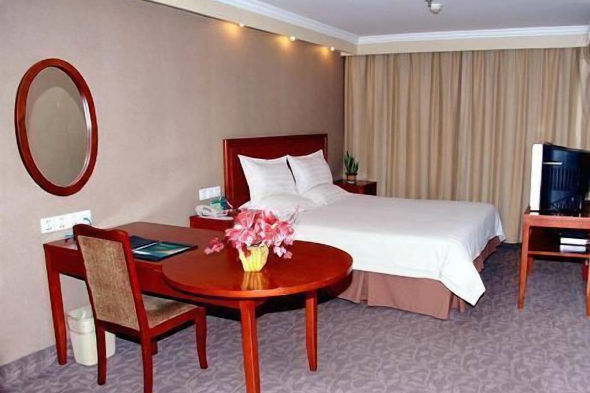 King Room, 1.8m Bed  | Desk, blackout drapes, iron/ironing board (on request)