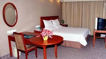 King Room, 1.8m Bed | Desk, blackout curtains, iron/ironing board, free wired Internet