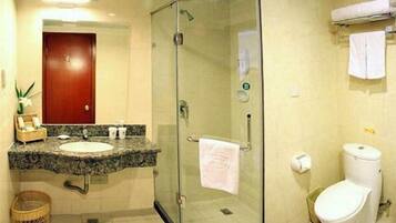 Twin Room | Bathroom | Combined shower/bathtub, free toiletries, hair dryer, slippers