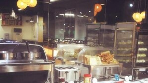 A buffet area with a variety of food items, a coffee station, and a self-service beverage dispenser. - Greentree Inn Yancheng Dafeng Hotel (Yancheng)
