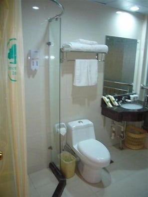 Combined shower/tub, free toiletries, hair dryer, slippers - Greentree Inn Yancheng Dafeng Hotel (Yancheng)