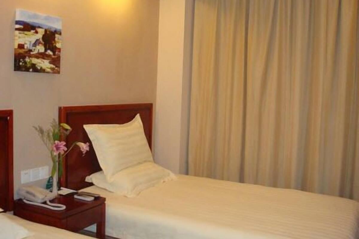 Room, 1 Queen Bed | Desk, blackout drapes, iron/ironing board, free wired internet