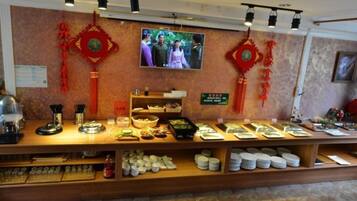 Daily buffet breakfast (CNY 10 per person)