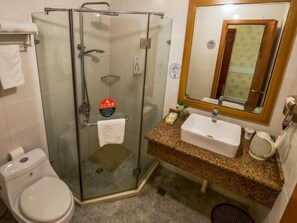 Chuveiro, produtos de toalete grátis