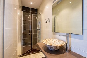 Superior Quadruple Room | Bathroom | Shower, free toiletries, hair dryer, towels - Hotel du Mail (Angers)