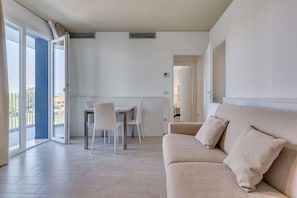 In-room safe, desk, free cots/infant beds, free WiFi - Hotel Ambassador (Caorle)