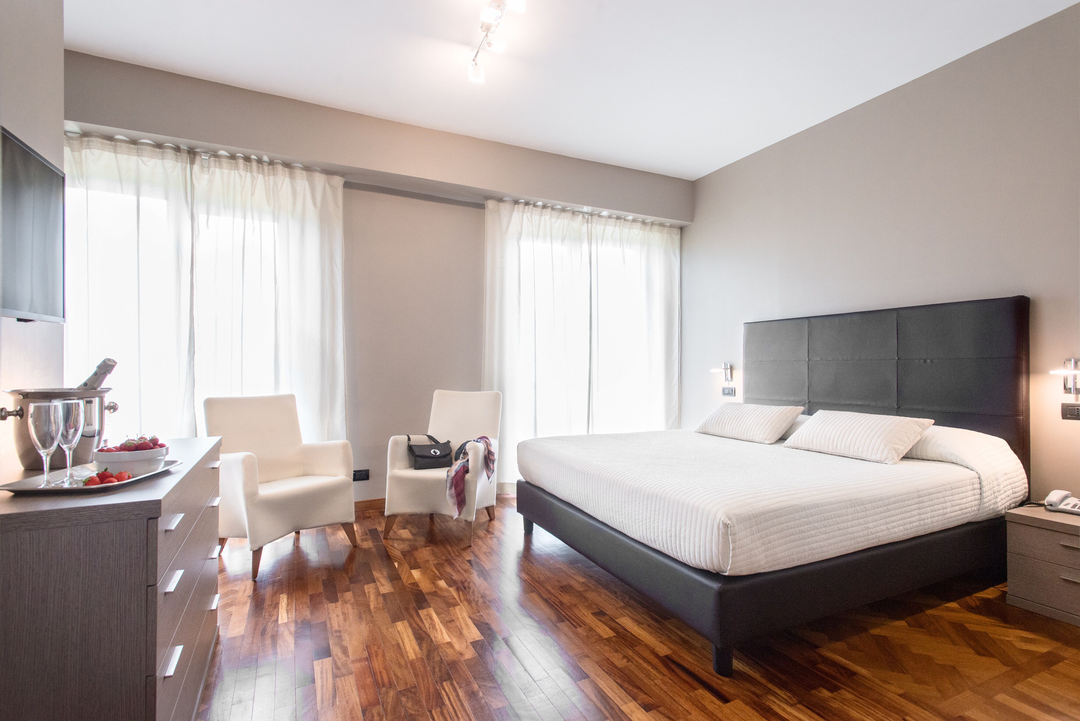 deluxe room, 1 queen bed, balcony (spa access) | in-room safe, desk, free wifi, bed sheets