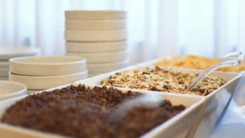 Un bufé con diversas opciones de comida, incluyendo cereales y posiblemente nueces.