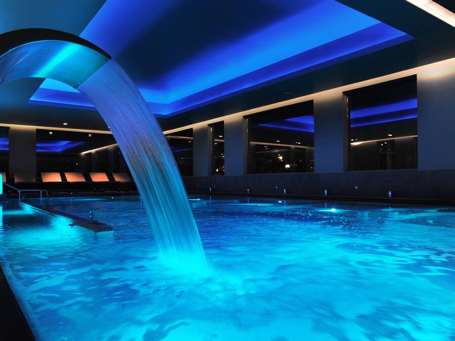 Couples treatment rooms, sauna, hot tub, body treatments, hydrotherapy