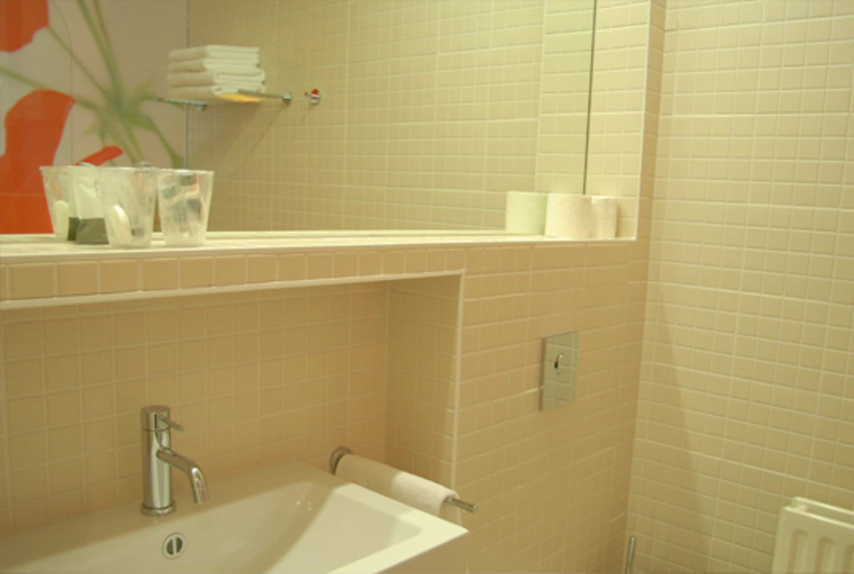 double room | bathroom | shower, free toiletries, hair dryer, towels