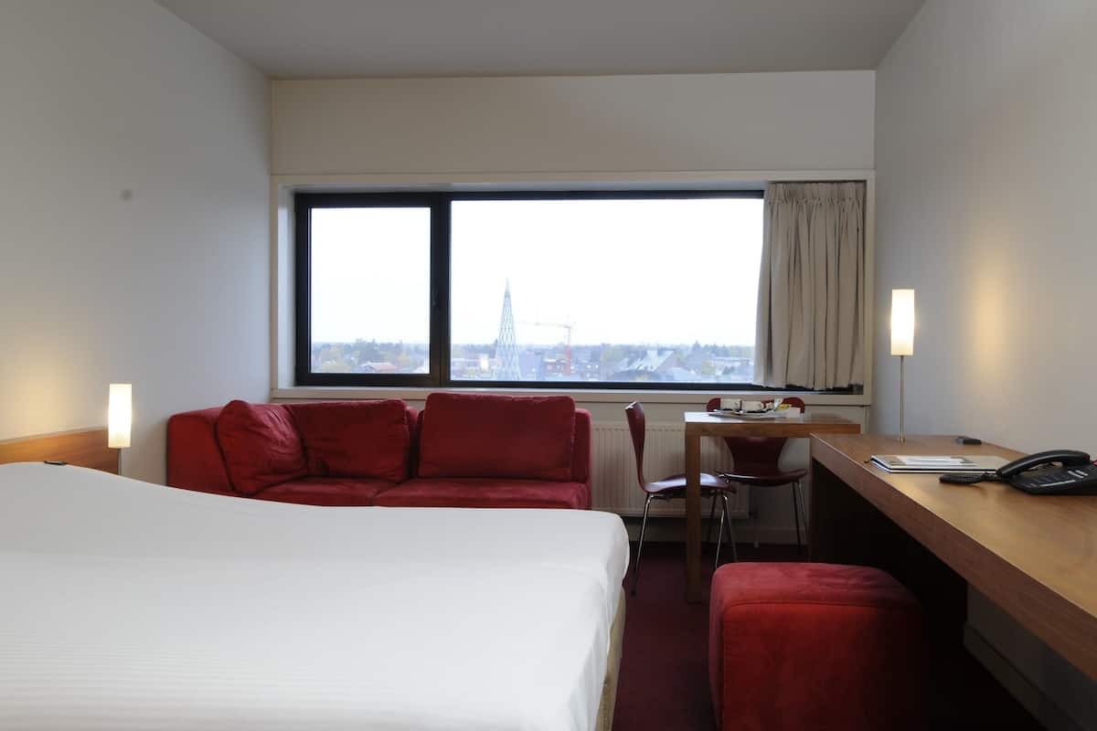 double room | down duvets, minibar, in-room safe, desk
