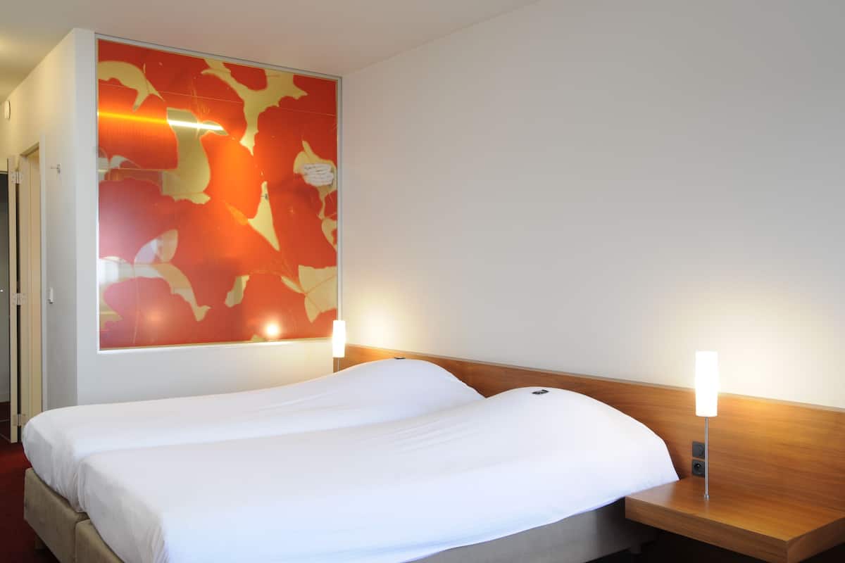 double room | down duvets, minibar, in-room safe, desk