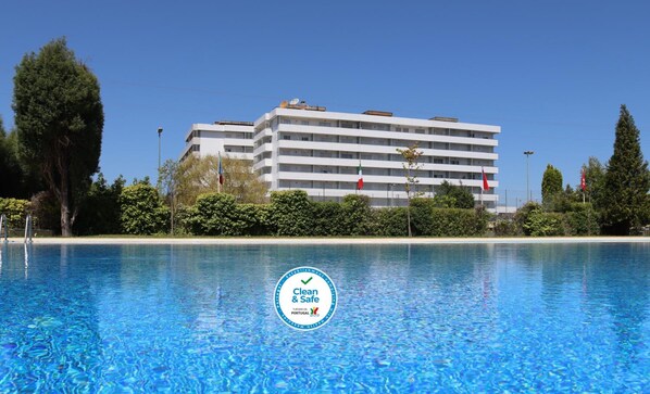 2 piscines extérieures