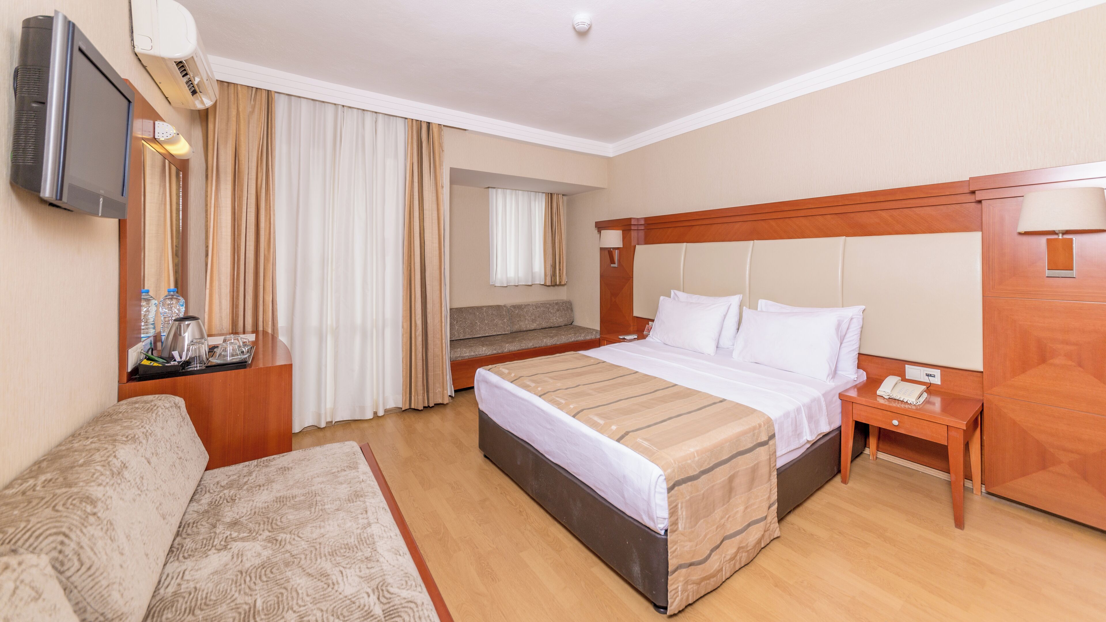 Minibar, in-room safe, bed sheets