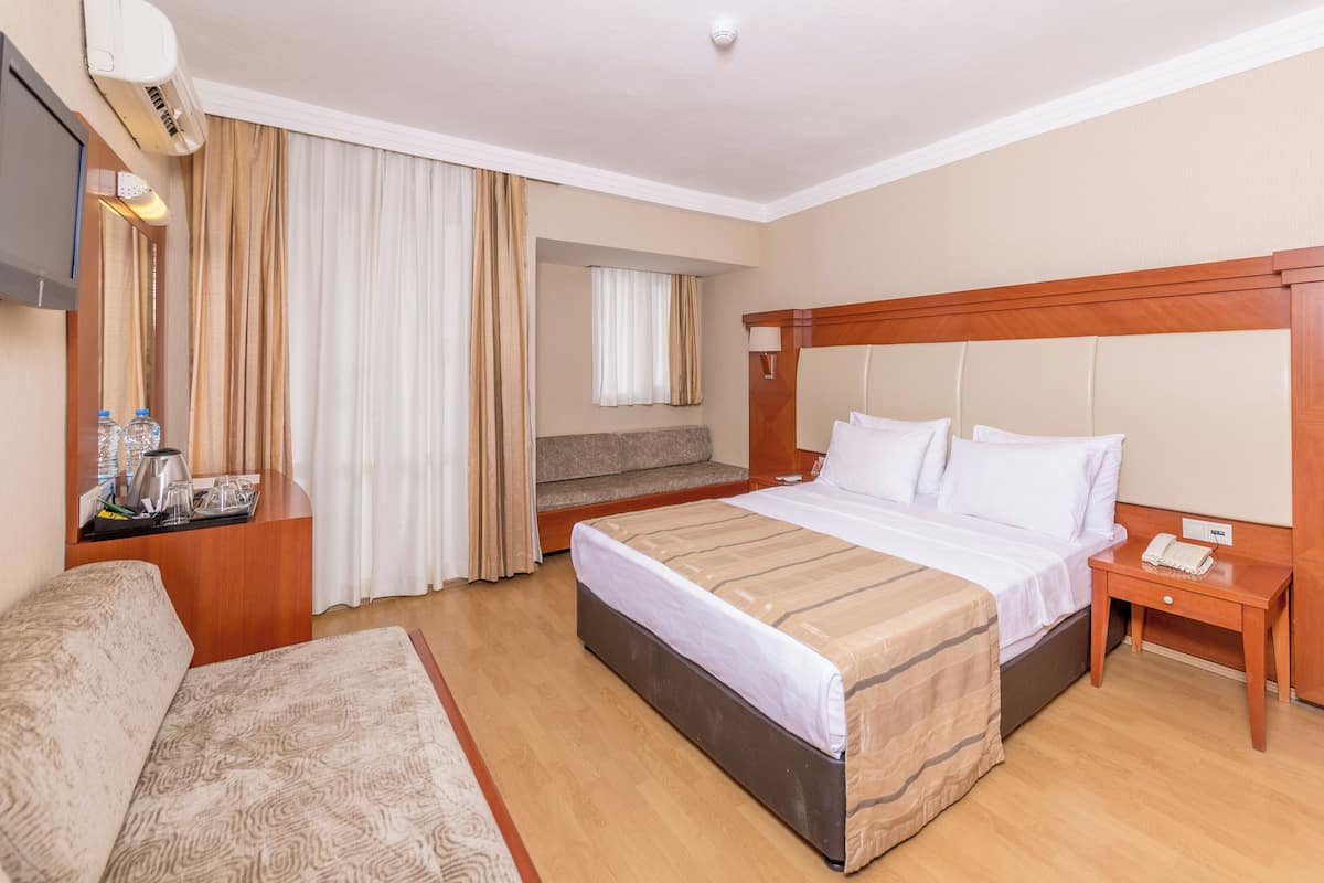 Minibar, in-room safe, bed sheets