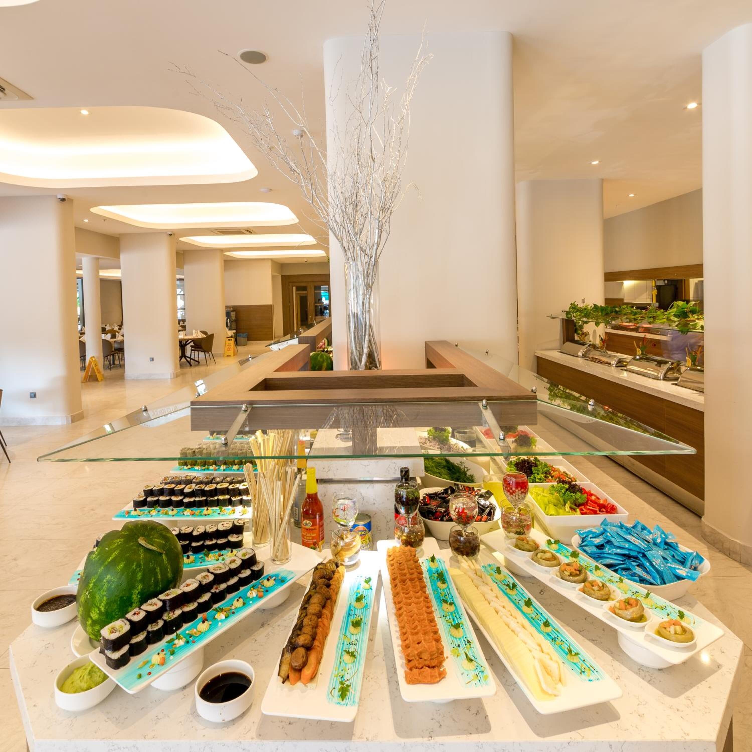 2 restaurants, breakfast, lunch, dinner served; international cuisine