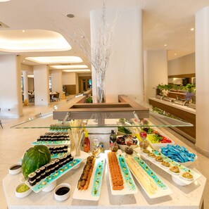 2 间餐厅,供应早餐、午餐和晚餐,国际美食