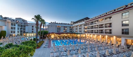 3 outdoor pools, free cabanas, pool umbrellas