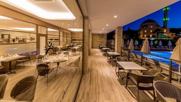 2 間餐廳;供應早餐、午餐、晚餐;多國菜