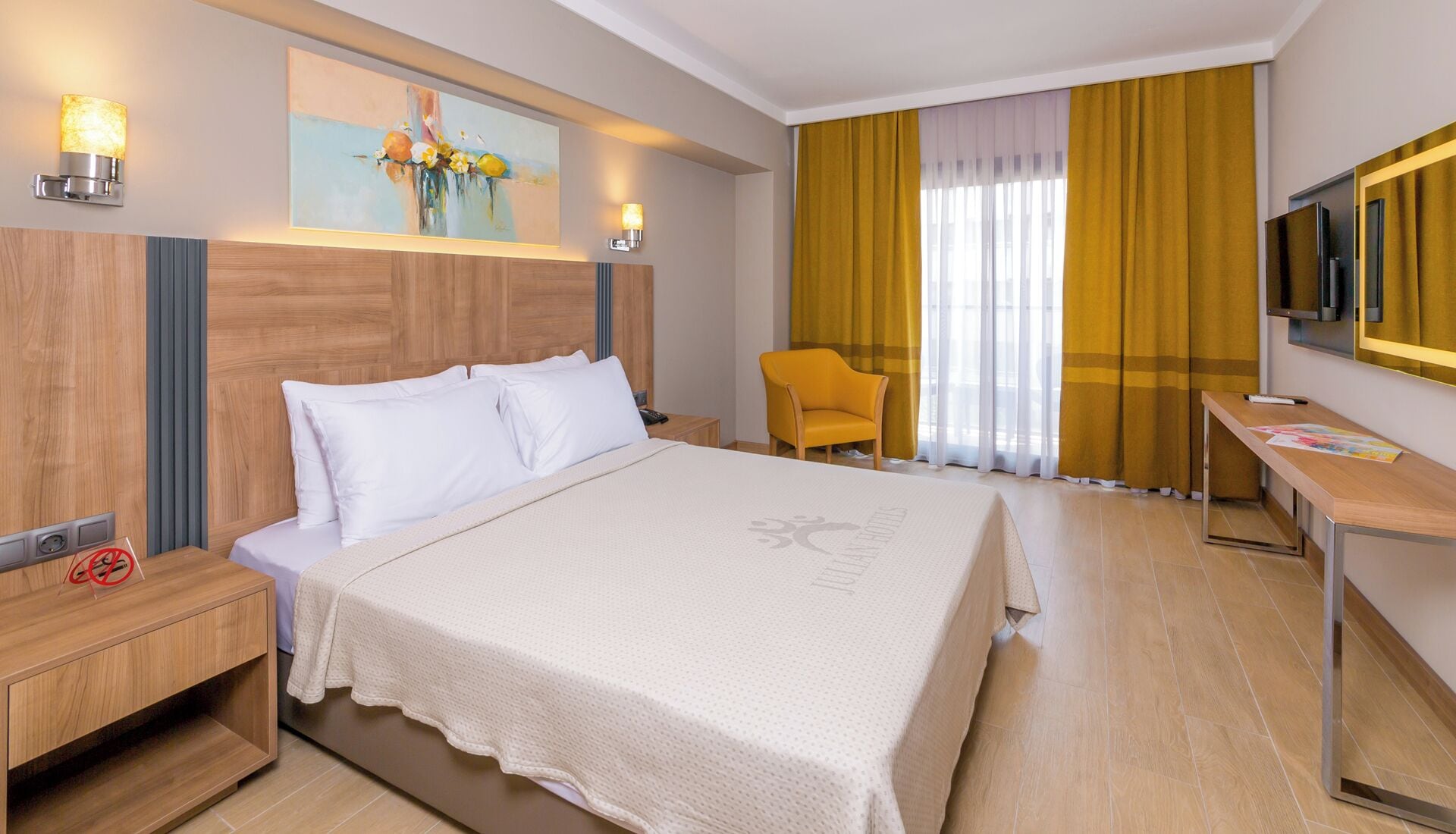 Minibar, in-room safe, bed sheets