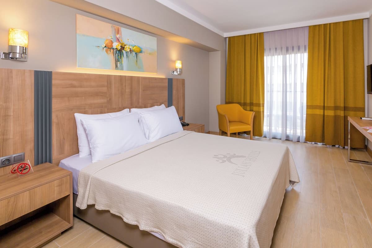 Minibar, in-room safe, bed sheets
